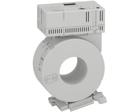 Schneider Electric Sumstrømstrafo TB35P med 35mm indvendig diameter og 80A maksimal strømstyrke, monteret på skinne.