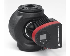 Grundfos Magna3 80-100 F cirkulationspumpe vist fra siden, med fokus på støbejernshuset og den røde kontrolboks.