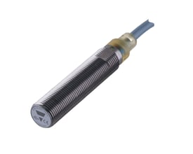 Carlo Gavazzi induktiv M12-føler med gevindhus og kabel, vist skråt forfra; PNP NO med 2 mm detekteringsafstand.