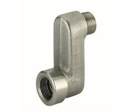 Bjørn Hammer excentrisk radiatoradapter i kromfarvet messing set skråt forfra med den indvendige muffe nederst.