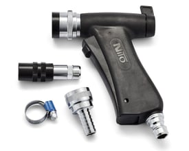 Nito I startersæt præsenteret med pistol, kobling og strålerør, samt et spændebånd, der er arrangeret på hvid baggrund.