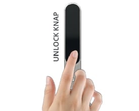 Secuyou Smart Lock Access med højre greb og messing finish, vist med en finger der trykker på 'UNLOCK KNAP' på den sorte touchflade.