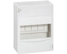 Legrand gruppeafdækning til 1x6 moduler i hvid RAL 9010, med synlige hængsler og rum til moduler.