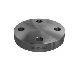 En blank metalblindflange med logoet 'INDURA' ses fra en vinkel med fire bolthuller og afdrejet kant.