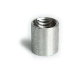 Muffe i rustfrit stål til 2" rør, 20 bar tryk, med indvendigt gevind, monteret på hvid baggrund.