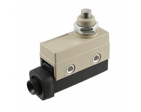 Omron lukket basiskontakt ZC-Q55 med panelmonteret stempel, SPDT og 15A, vist på hvid baggrund.