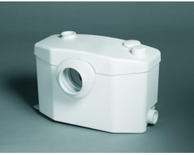 Hvid Sanipro afløbspumpe i plast med forskellige tilslutningsmuligheder til toilet, håndvask og bruser.