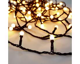 Nærbillede af Veli Line snebær lyskæde med 100 varmhvide LED-lys på en snoet sort ledning.