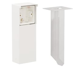 Niko Hydro stikkontaktsøjle i hvid med et åbent rum, der viser indvendige monteringsbeslag, ved siden af et hvidt jordspyd med fladt monteringshoved.