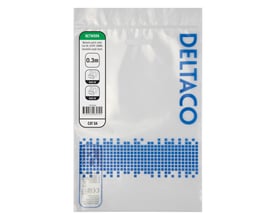 Deltaco Cat6a patch kabel i hvid, 0.3m, vist i sin originale emballage med produktinformation.