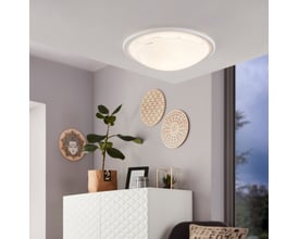 EGLO Planet 1 loftlampe i hvid, rund med en diameter på 29 cm. Lampen er monteret i et moderne rum med planter og dekorationer på væggen.