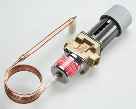 Tættere billede af Danfoss AVTA25 termostatventil med fokus på datamærkat og messing detaljer.