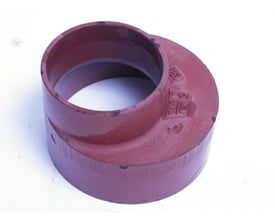 SML excentrisk reduktion i støbejern med indvendig epoxy coating til 150-100mm rør, vist på hvid baggrund.