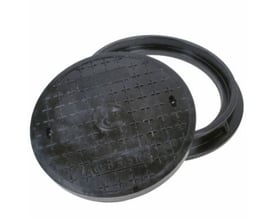 Rundt Lauridsen-karmdæksel i glasfiber, 1000 mm og B125; det sorte dæksel ligger foran den runde karm.