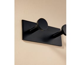 Cosmic dobbelt håndklædekrog i sort-mat finish, vist på en lys væg, tæt på detaljer.