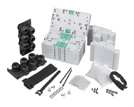 Lauritz Knudsen HD fibersplice tray kit til 4HE, med åben kasse, kabelforskruninger og diverse tilbehør på hvid baggrund.
