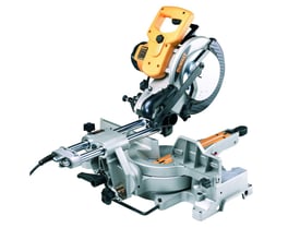 Dewalt DW712N-QS geringssav med gul og sort detaljering, vist fra et skråt perspektiv med strømkabel tydeligt.