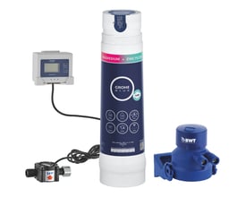GROHE BLUE Magnesium + Zink filter, flowmåler, styreenhed og beslag samlet på hvid baggrund, klar til installation.