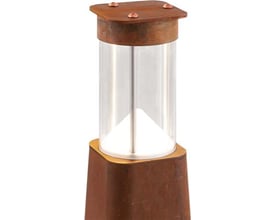 WEKA pullertarmatur til TOWER med en firkantet cor-ten stål top og base, og en cylindrisk klar polycarbonat skærm.