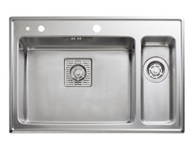 Intra Frame 1½ kumme køkkenvask i rustfrit stål med en stor og en lille kumme samt hanehul over afløbet.