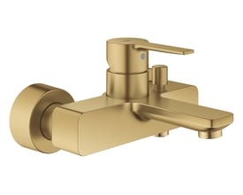 Grohe Lineare kar-/brusearmatur i børstet cool sunrise med greb, tud og cylindriske vægrosetter set skråt forfra.