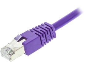 Deltaco F/UTP Cat6 patchkabel i lilla med LSZH-materiale, 2 meter lang, vist med et nærbillede af stikket.