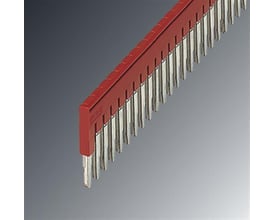 Nærbillede af Phoenix Contact indlægsbro FBS 20-5, viser de enkelte kobberstifter og 5,2 mm deling i rød plast.