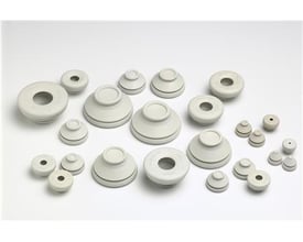 Samling af Fibox gummipakdåser i forskellige størrelser med M40 gevind og EPDM gummi materiale på hvid baggrund.