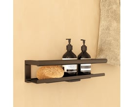 Cosmic brusehylde i sort mat finish, 350 mm bred, med to sorte sæbedispensere og en svamp på hylden.