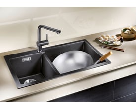 Blanco Pleon 9 UXI køkkenvask i vulkangrå SILGRANIT® med to kummer og sort armatur.