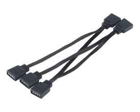 Akasa 4-i-1 RGB LED-tilslutningskabel, 0.4m, sort, viser en 4-pins RGB LED-splitter med tre udgange.