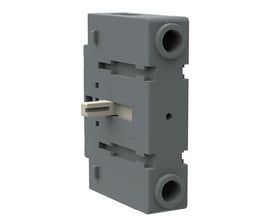 ABB fjerde pol til OT16-40FT3 monteret på højre side, 13mm bred, med synlig kontakt og tilslutningshuller.