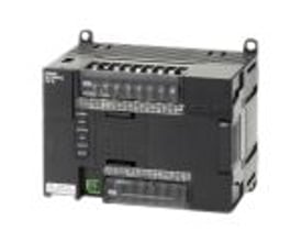 Omron PLC med 24 VDC forsyning, 24 indgange og 16 relæudgange i sort plast med synlige terminalblokke.