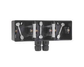 Niko Hydro stænktæt underlag til 3-modul i sort, med to M20-indgange og kabelforskruninger. Vandret montering med synlige monteringsbeslag indeni.