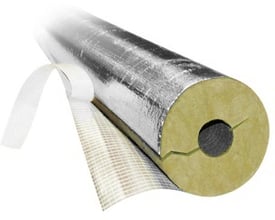 Rockwool universal rørskål med 50 mm isolering og sølvfarvet aluminiumsfolie, vist med en gennemgående slids og tape til lukning.