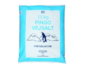 En 15 kg sæk med Pingo vejsalt står på en hvid baggrund, med en blå kant og et billede af en pingvin foran bjerge.