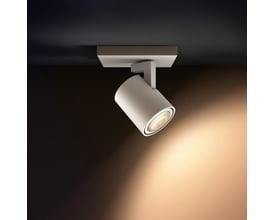 Philips Lighting Myliving Runner single spot i hvid metal med justerbart spotlys, monteret på et mørkt loft med lysstråle nedad.