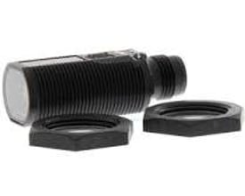 Omron E3FATP21LOMS fotoaftaster sender med 20m rækkevidde, M18 gevind og plastik hus, med to sorte monteringsmøtrikker.