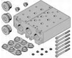 Festo VABM-B10-30E-G34-2-P3 tilslutningsblok med tilbehør såsom pakninger, skruer og montagedele i teknisk illustration.
