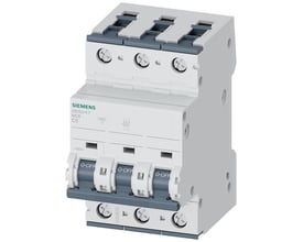 Siemens automatsikring, 6kA, 3-polet C-kurve, 5A, model 5SY6311-7 MCB, med tydeligt synlige 'O-OFF' håndtag og 400V mærkning.
