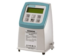 Siemens MAG 5000 CT flowmåler med polyamid hus og display, viser betjeningsknapper og teknisk mærkat på hvid baggrund.