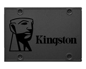 Kingston A400 SSD på 2,5 tommer med 480 GB og SATA 6 Gb/s, set forfra med sort kabinet og logo.