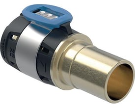 Geberit FlowFit overgang 20x22mm til Mapress i blyfri rødgods, med blå låseclips og skinnende metalnippel. Overgangen sidder på et messingrør.