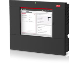 Danfoss AK-SM 850A system manager med skærm, set skråt forfra fra højre, med køleanlæggets oversigt vist.