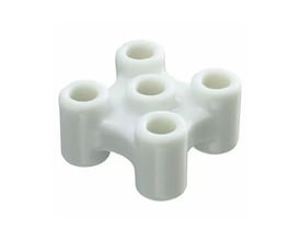 Omron elektrodeseparator F03-14-5P i hvid keramik med 5 separate huller til elektroder. Produktet har en kompakt og funktionel form på hvid baggrund.