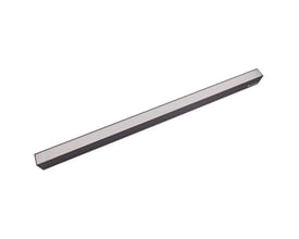Ansell Lighting Vasco linjearmatur i sort aluminium med 1200mm længde, vist med lyset tændt på hvid baggrund.
