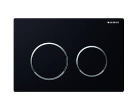 Nærbillede af Geberit Kappa21 betjeningspladen, der viser de blankforkromede ringe omkring de sorte trykknapper.