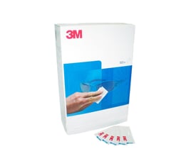 3M™ renseservietter mod dug i dispenser med 500 stk., viser en hånd der renser briller og 5 enkeltpakkede servietter.