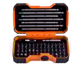 Nærbillede af Bahco 54-dele bitssæt, der fremhæver de forskellige typer og størrelser af korte bits i de røde, grønne og blå farvemarkeringer.