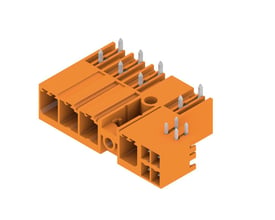 Weidmüller hybridkonnektor til printmontering med fire poler og 7,62 mm afstand, vist skråt med orange hus og metalben.